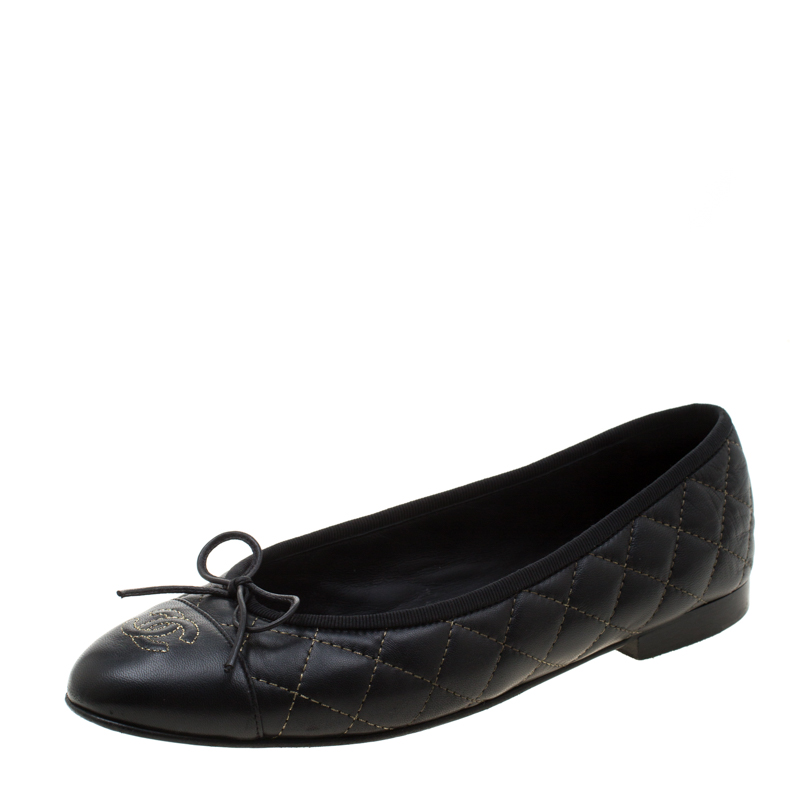 مملوكة مسبقًا حذاء باليرينا فلات شانيل مقدمة سوداء فيونكة CC جلد مبطن أسود مقاس 39.5