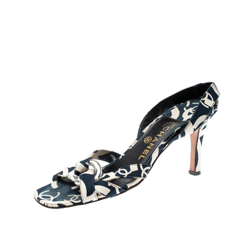 Pre Owned صندل شانيل سيور متعاكسة كعب مفتوح طانفاس مطبوع أبيض / أزرق مقاس 39.5