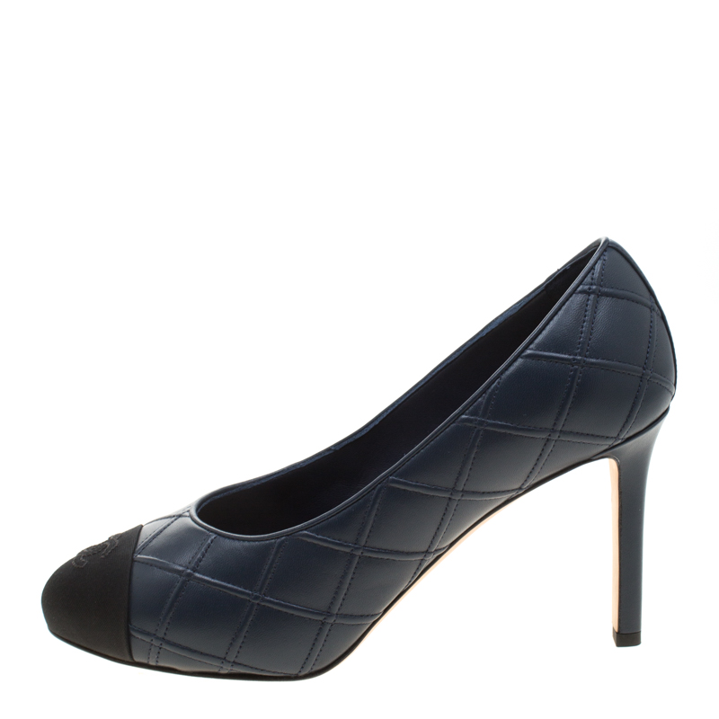 

Chanel Navy Blue/Black Quilted Leather CC Cap Toe Pumps Size