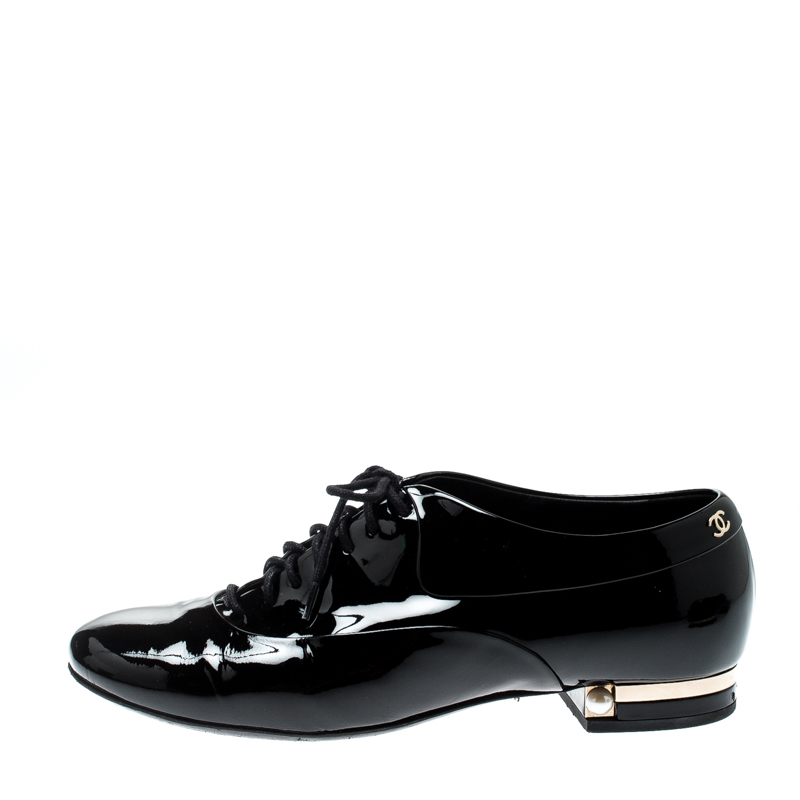 

Chanel Black Patent Leather Pearl Embellished Lace Up Oxford Size