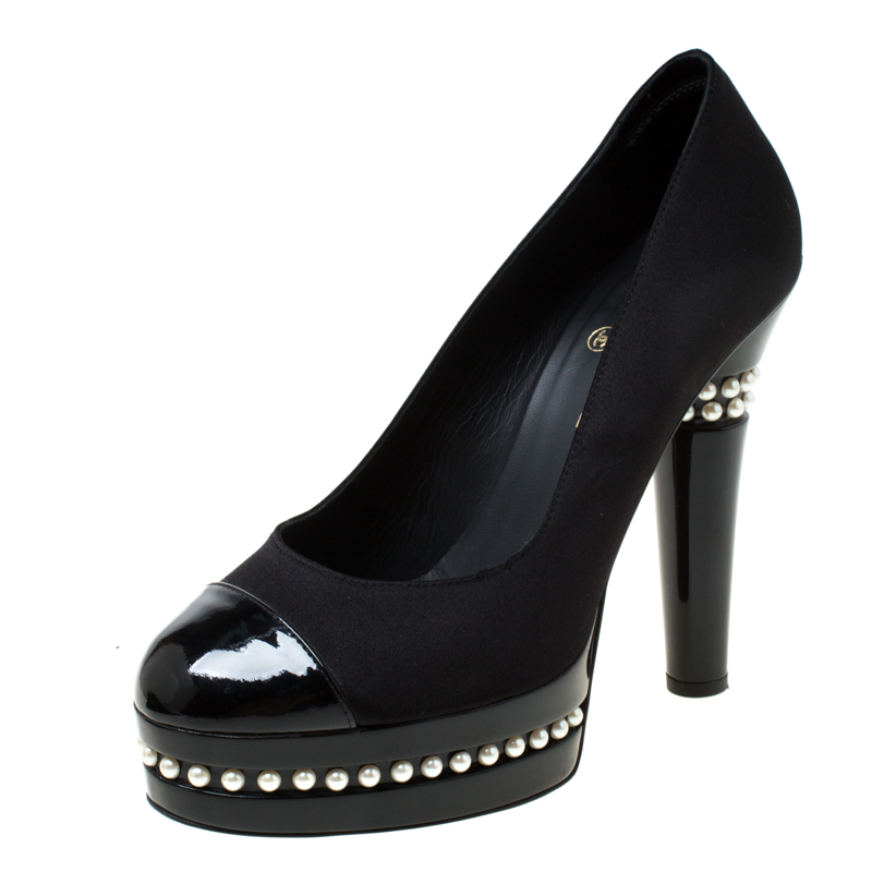 مملوكة مسبقًا حذاء كعب عالي شانيل نعل سميك لؤلؤ غطاء مقدمة جلد لامع وساتان أسود مقاس 38.5