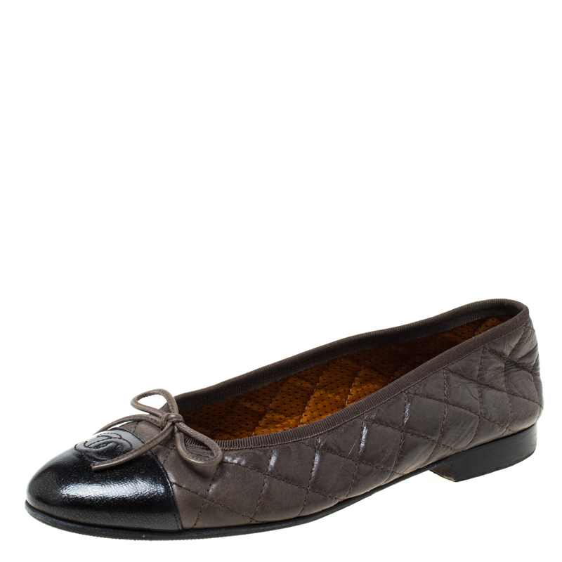 مملوكة مسبقًا حذاء فلات باليه شانيل فيونكة غطاء مقدمة CC جلد مبطن أسود/رمادي غامق مقاس 39