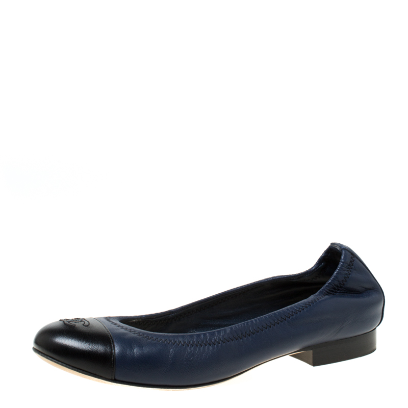 مملوكة مسبقًا Chanel Blue/Black Leather CC Cap Toe Scrunch Flats Size 37