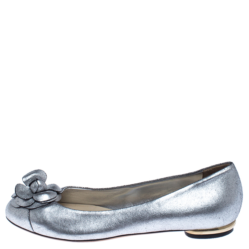 

Chanel Metallic Silver Leather Camellia Embossed Ballet Flats Size