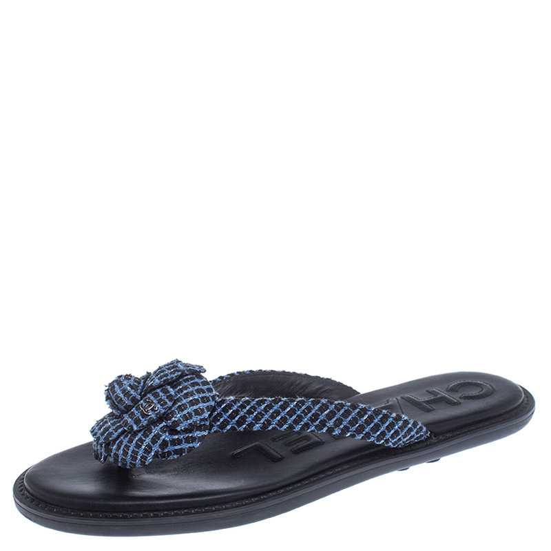 مملوكة مسبقًا Chanel Two Tone Fabric CC Camellia Thong Flats Size 38 