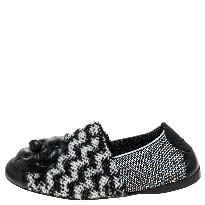 

Chanel Black/White Tweed Fabric And Leather Camellia Loafer Flats Size