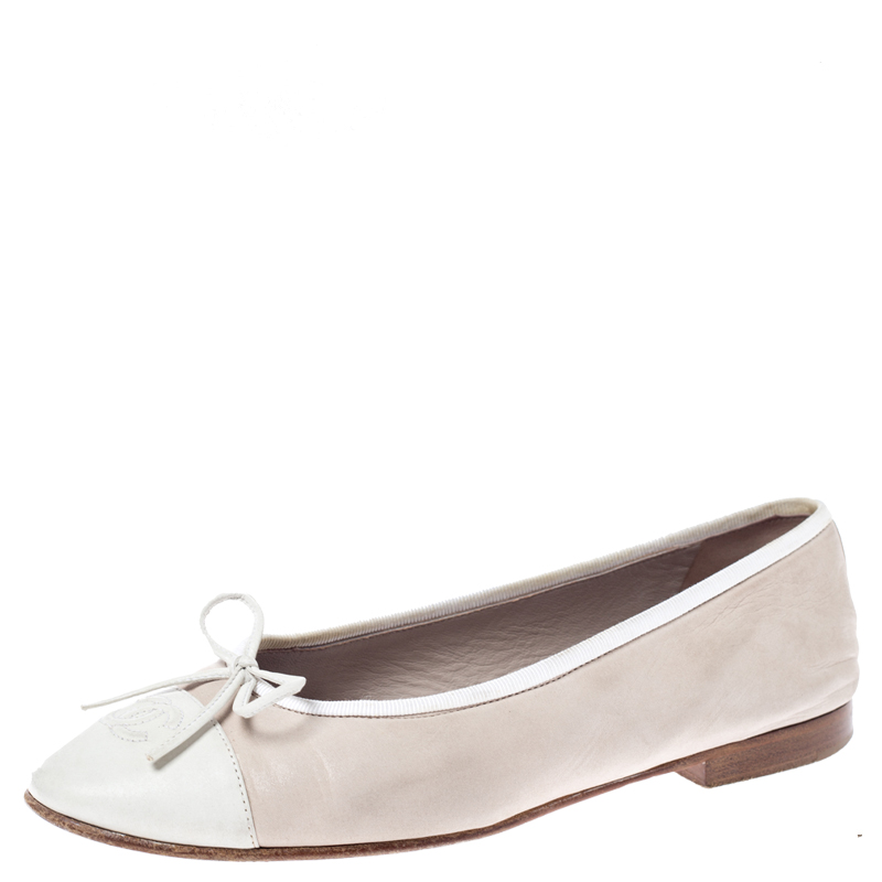 Pre Owned حذاء فلات باليه شانيل فيونكة غطاء مقدمة جلد أبيض / بيج مقاس 38.5
