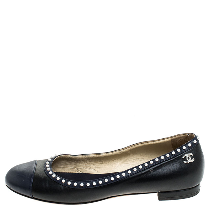 

Chanel Black/Blue Leather Pearl Cap Toe Ballerina Flats Size