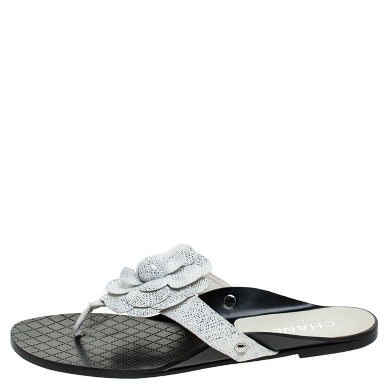 

Chanel White/Black Camellia Textured Leather Thong Slide Flats Size