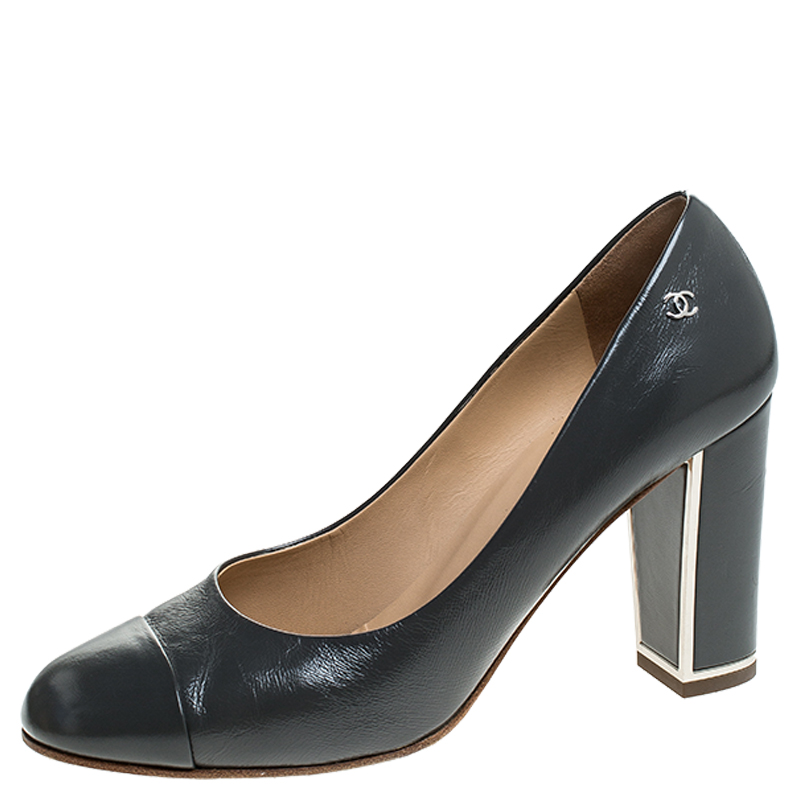 Pre Owned حذاء كعب عالي شانيل كعب عريض مقدمة CC جلد رصاصي مقاس 40.5