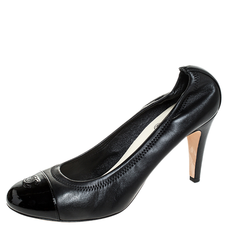 Pre Owned حذاء كعب عالي شانيل مجعد غطاء مقدمة CC جلد أسود مقاس 41.5