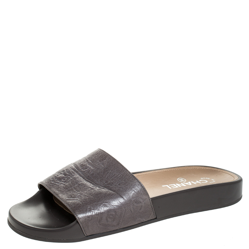 Pre Owned صندل سلايد شانيل لاكي شارم جلد بارز رصاصي مقاس 40