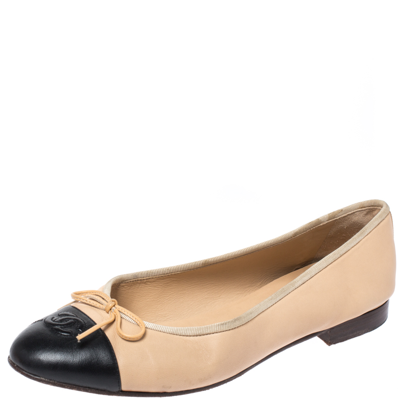 مملوكة مسبقًا Chanel Beige/Black Leather Cap Toe Bow Ballet Flats Size 42