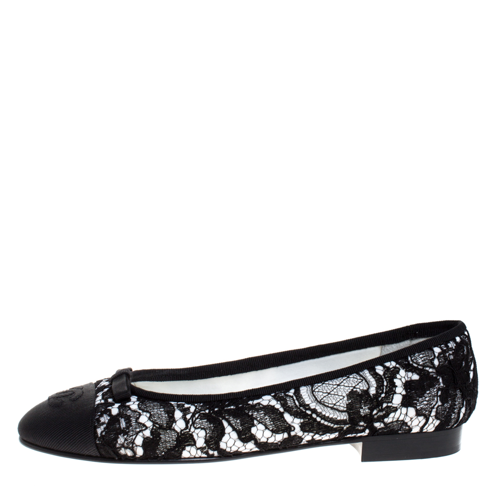 

Chanel Black/White Lace And Grosgrain CC Cap Toe Bow Ballet Flats Size