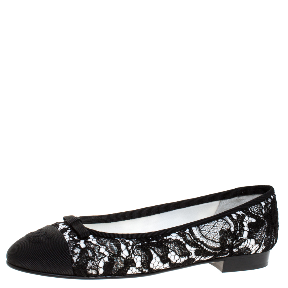 Pre Owned Chanel Black/White Lace And Grosgrain CC Cap Toe Bow Ballet Flats Size 37