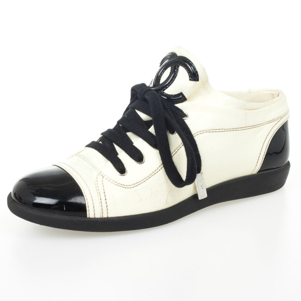 مملوكة مسبقًا Chanel Black &amp; White High Top Lace Up Sneakers Size 36