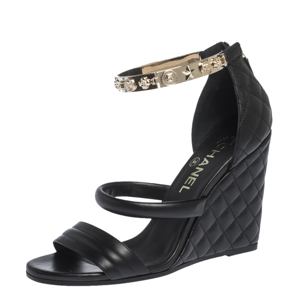 مملوكة مسبقًا صندل شانيل جلد أسود مزخرف بحزام كاحل كعب روكي مقاس 37.5