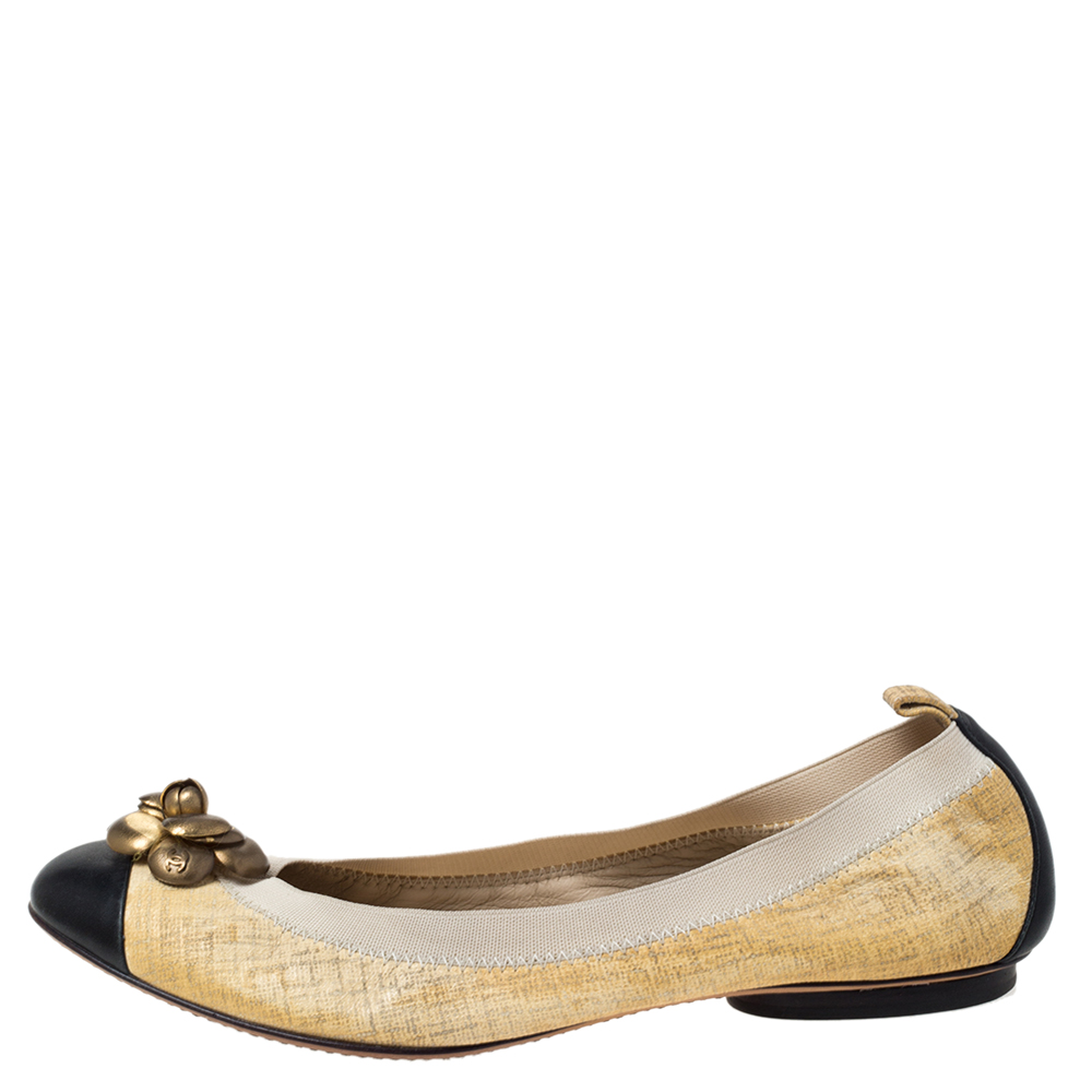 

Chanel Cream Canvas And Black Leather Camellia Flower Ballet Flats Size
