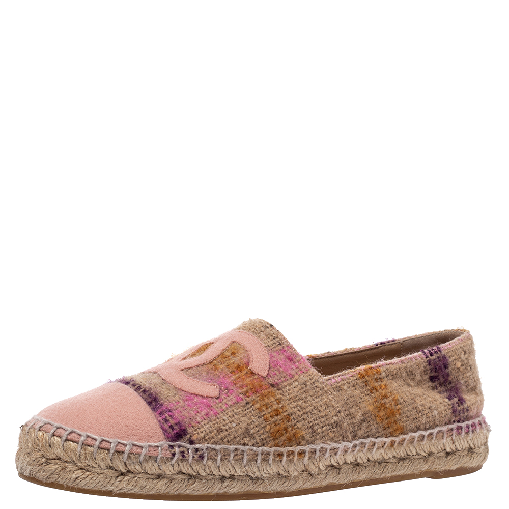 Pre Owned حذاء إسبادريل شانيل بمقدمة وردية و مزين بشعار الماركة سي سيقماش تويد بيج مقاس 40