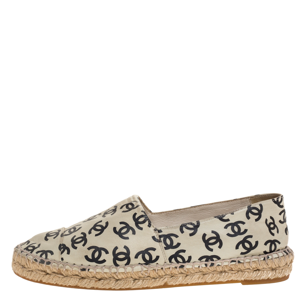 

Chanel Cream Leather And Black CC Printed Espadrilles Size