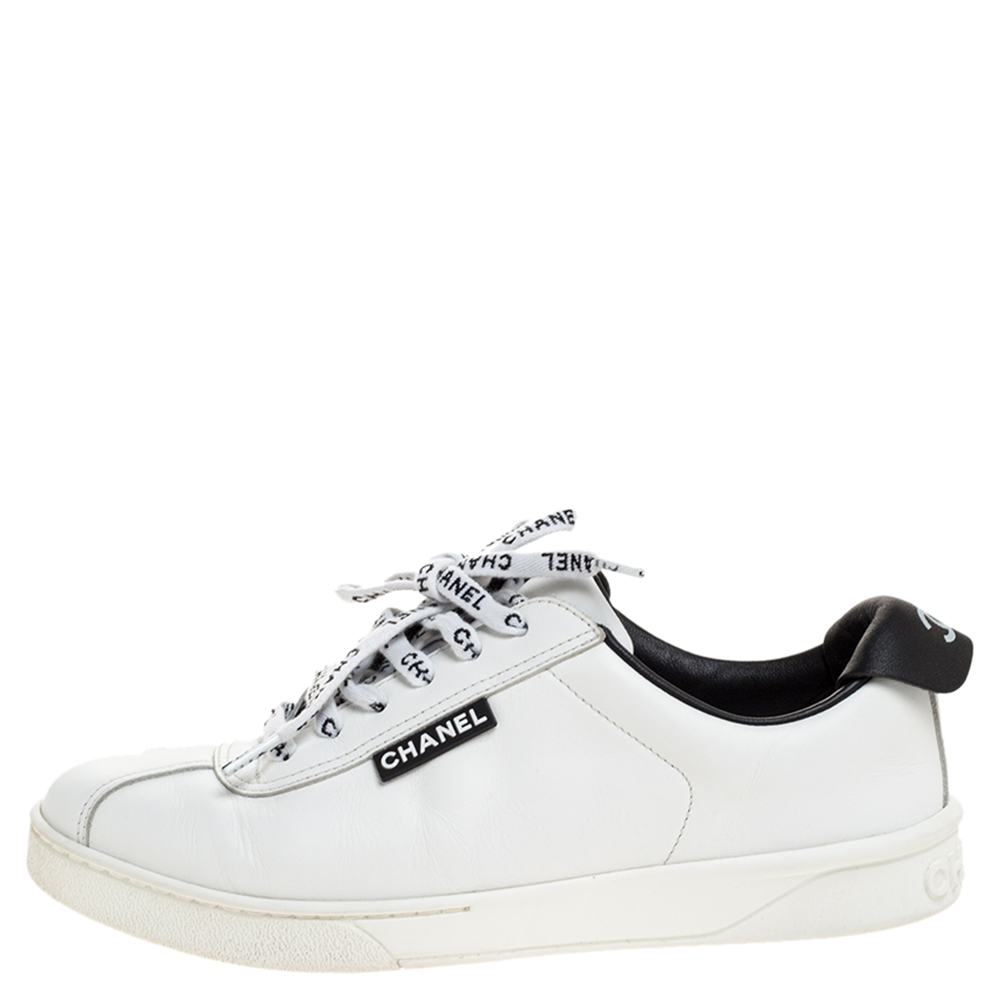 

Chanel Monochrome Leather Logo Lace Up CC Low Top Sneakers Size, White