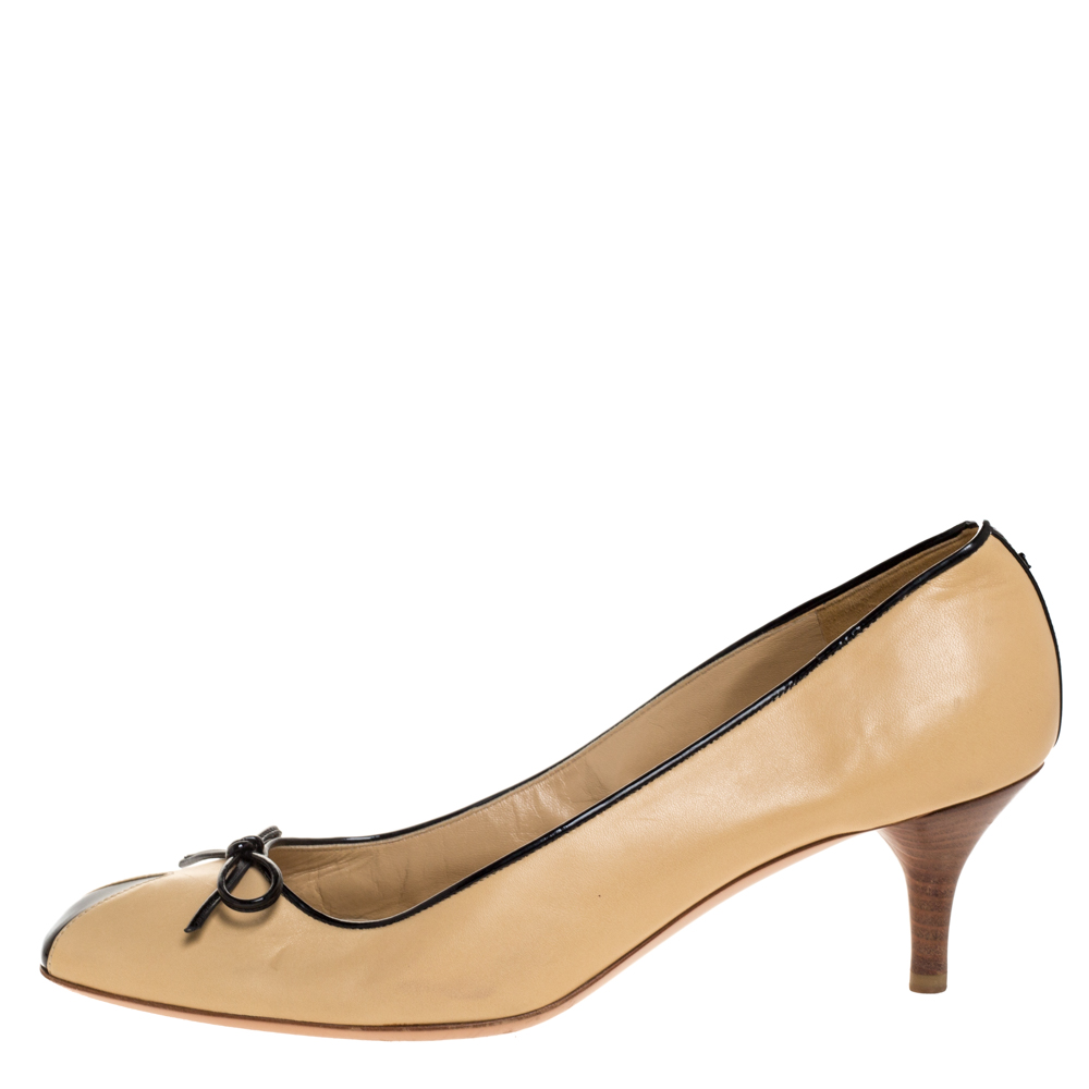 

Chanel Beige/Black Leather Bow Pumps Size 38.5
