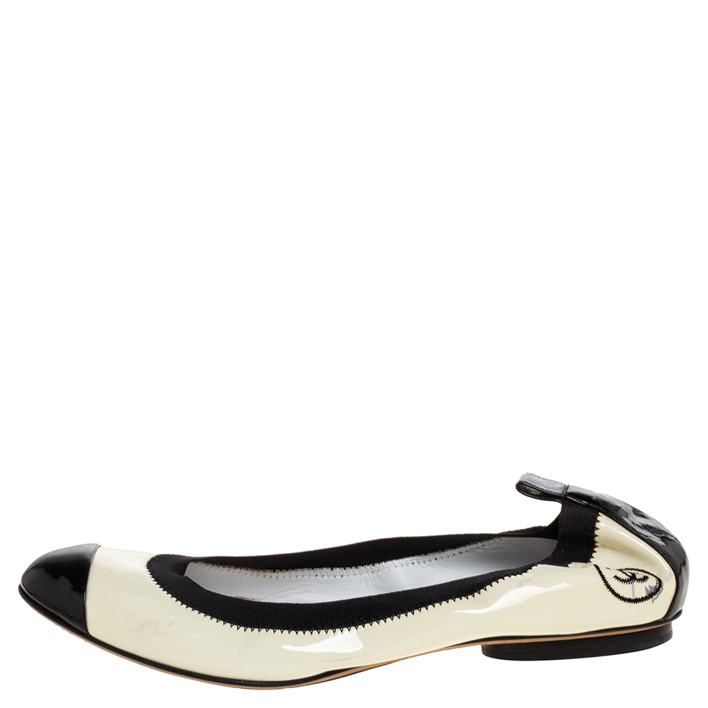 

Chanel Monochrome Patent Leather CC Scrunch Ballet Flats Size, White