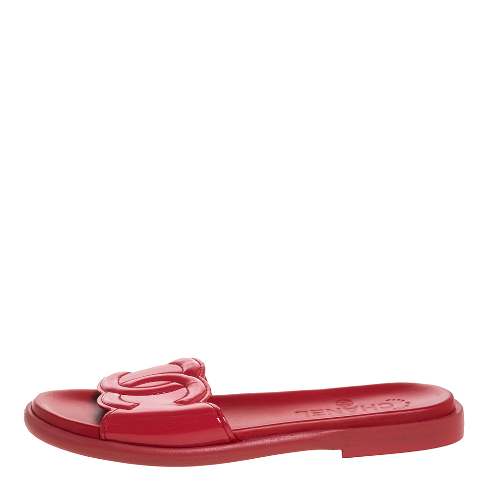 

Chanel Pink Patent Leather CC Flat Slides Size, Red