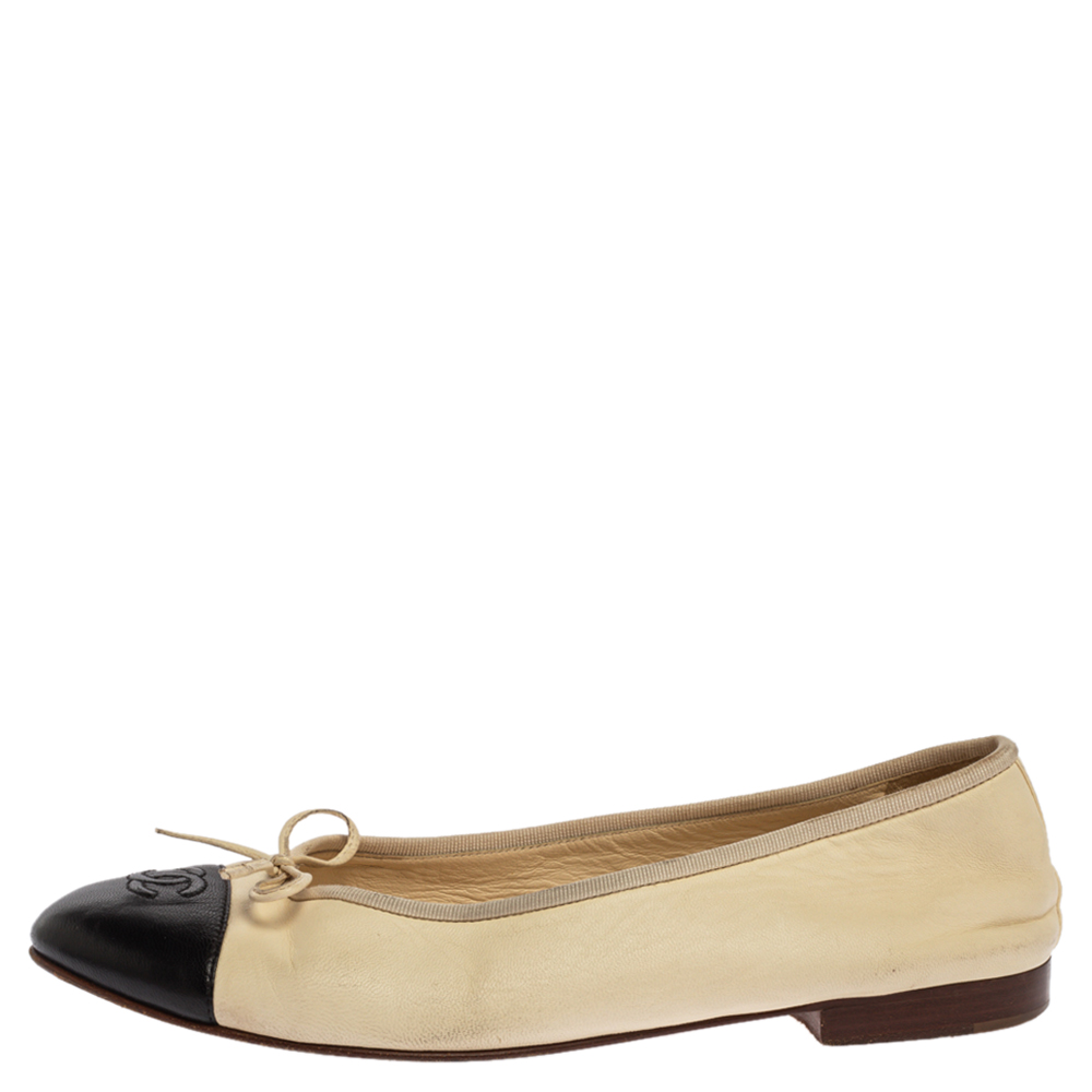

Chanel Cream/Black Leather CC Cap Toe Ballet Flats Size