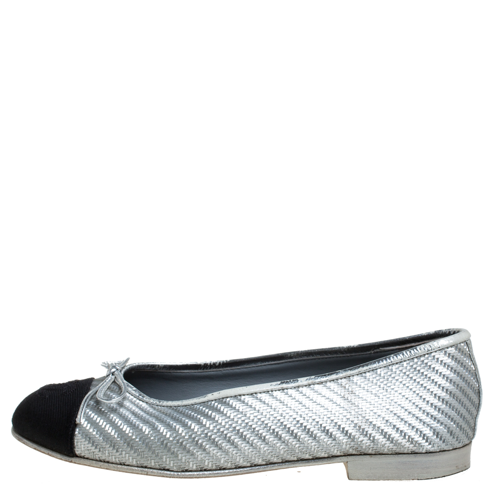 

Chanel Silver Woven Raffia And CC Bow Cap Toe Ballet Flats Size