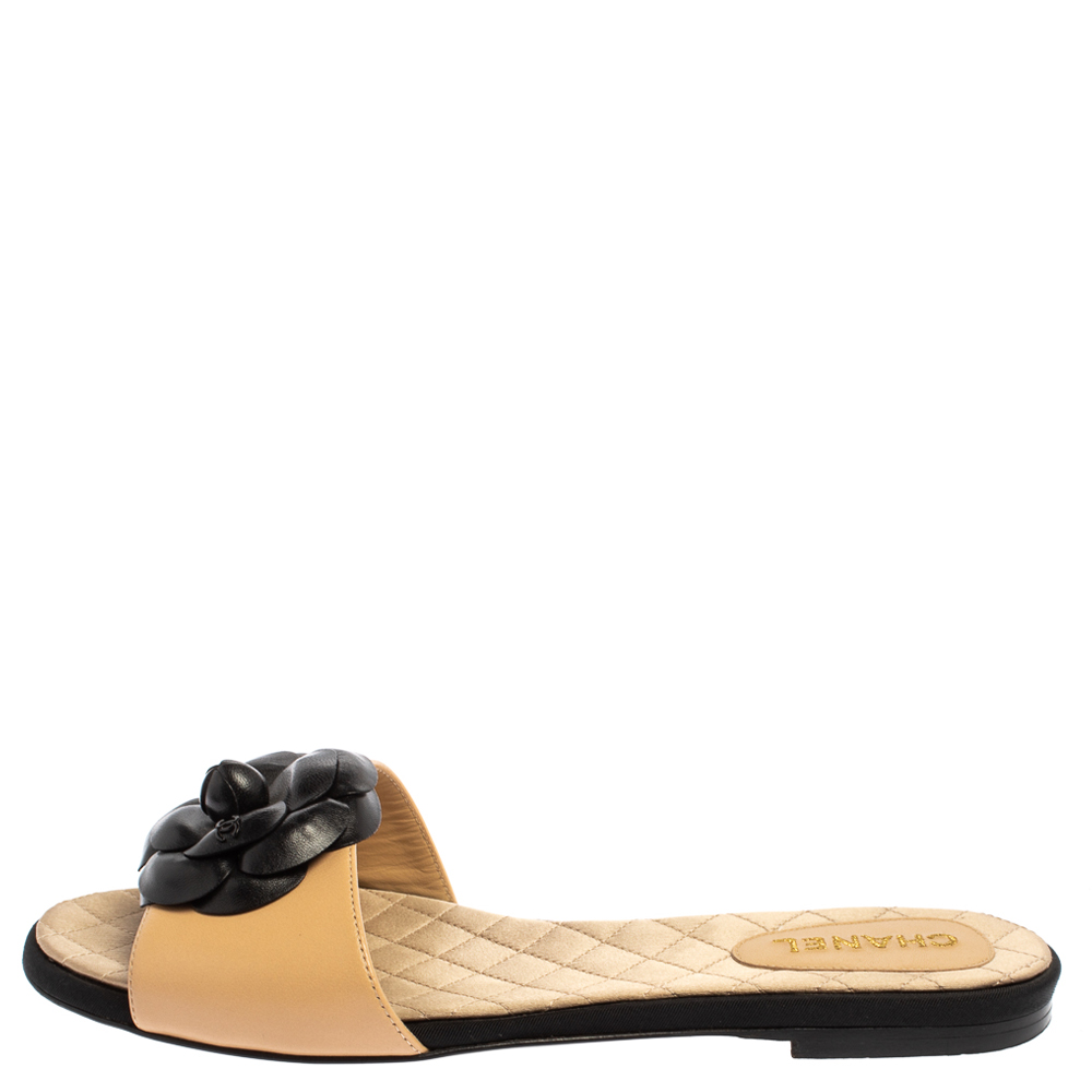 

Chanel Beige/Black Leather CC Camellia Flat Slides Size