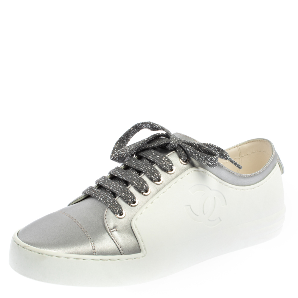 مملوكة مسبقًا Chanel White/Silver Leather CC Low Top Sneakers Size 37