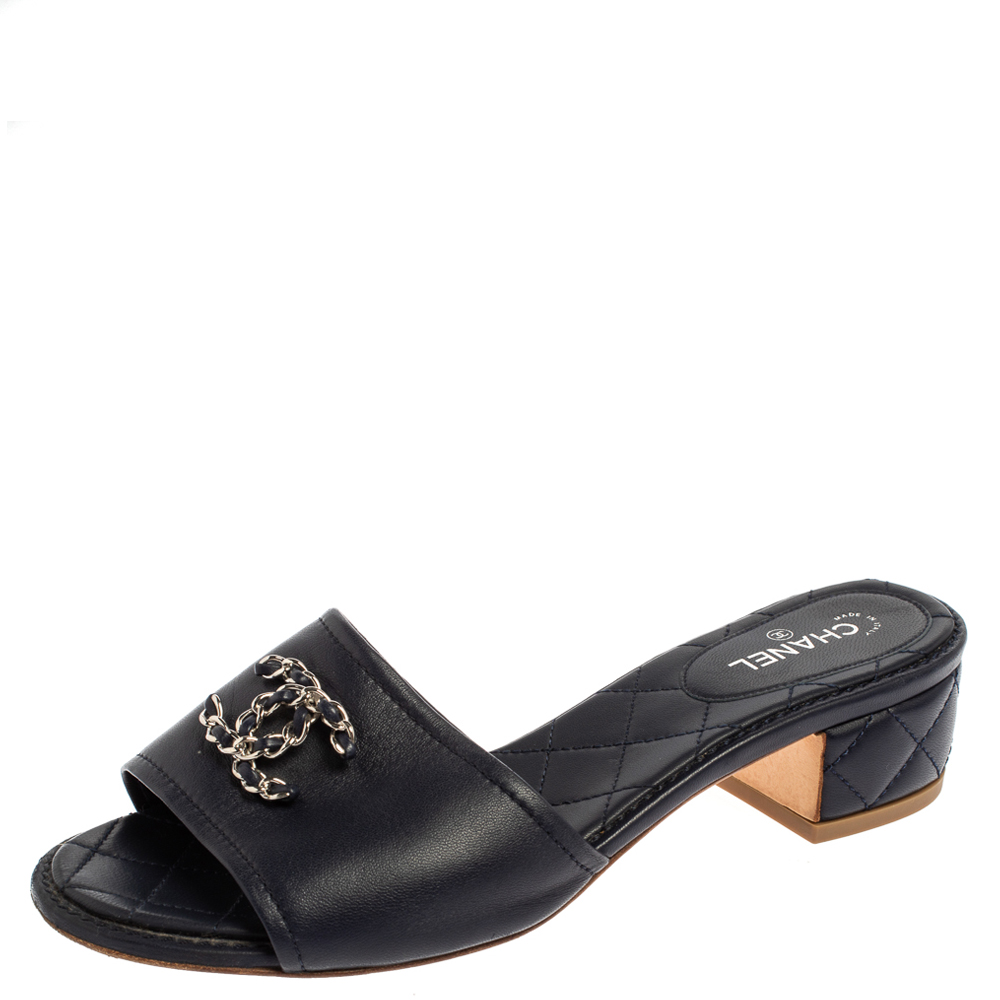مملوكة مسبقًا Chanel Navy Blue Quilted Leather CC Chain Slide Sandals Size 38.5 