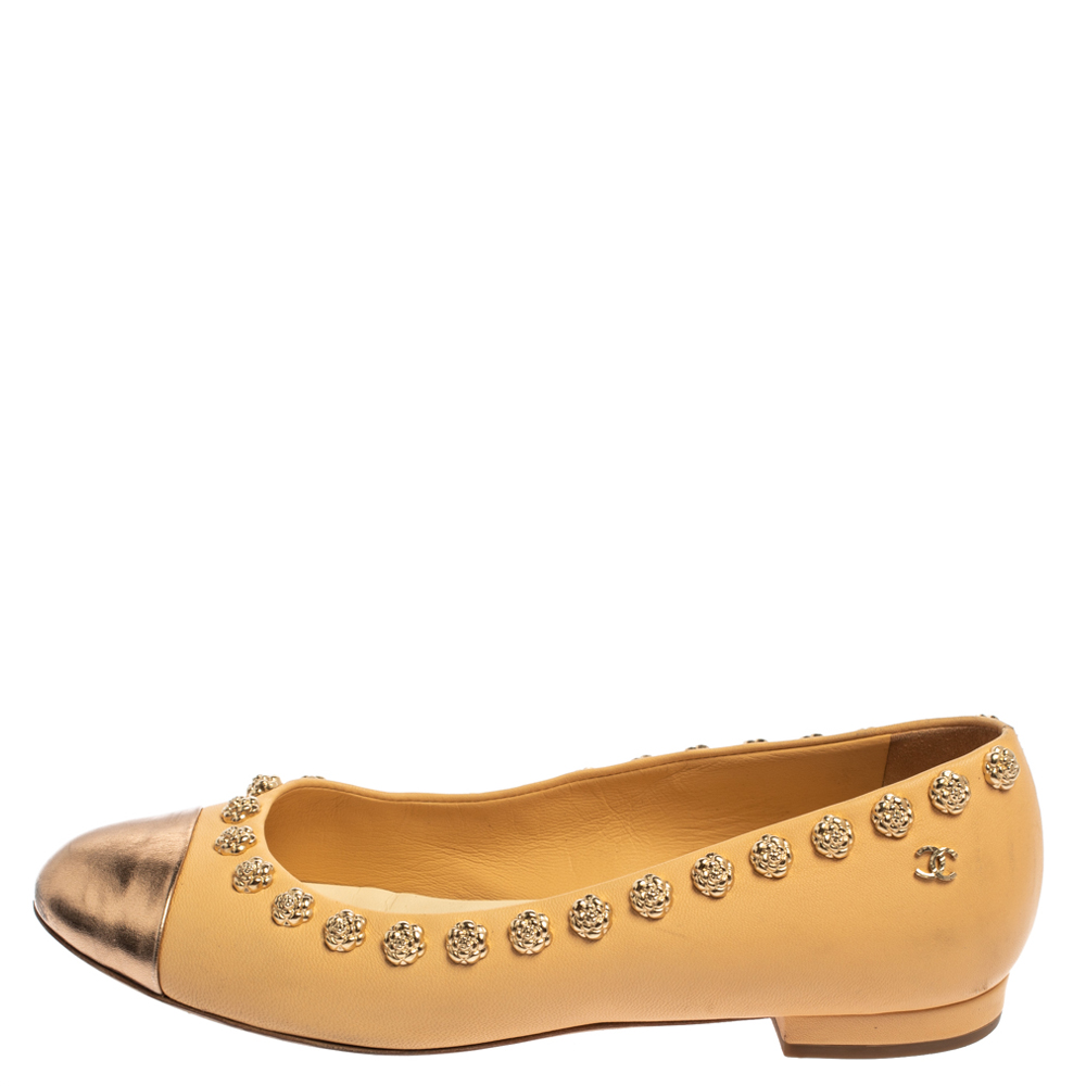 

Chanel Cream/Rose Gold Leather CC Cap Toe Camellia Studded Ballet Flats Size