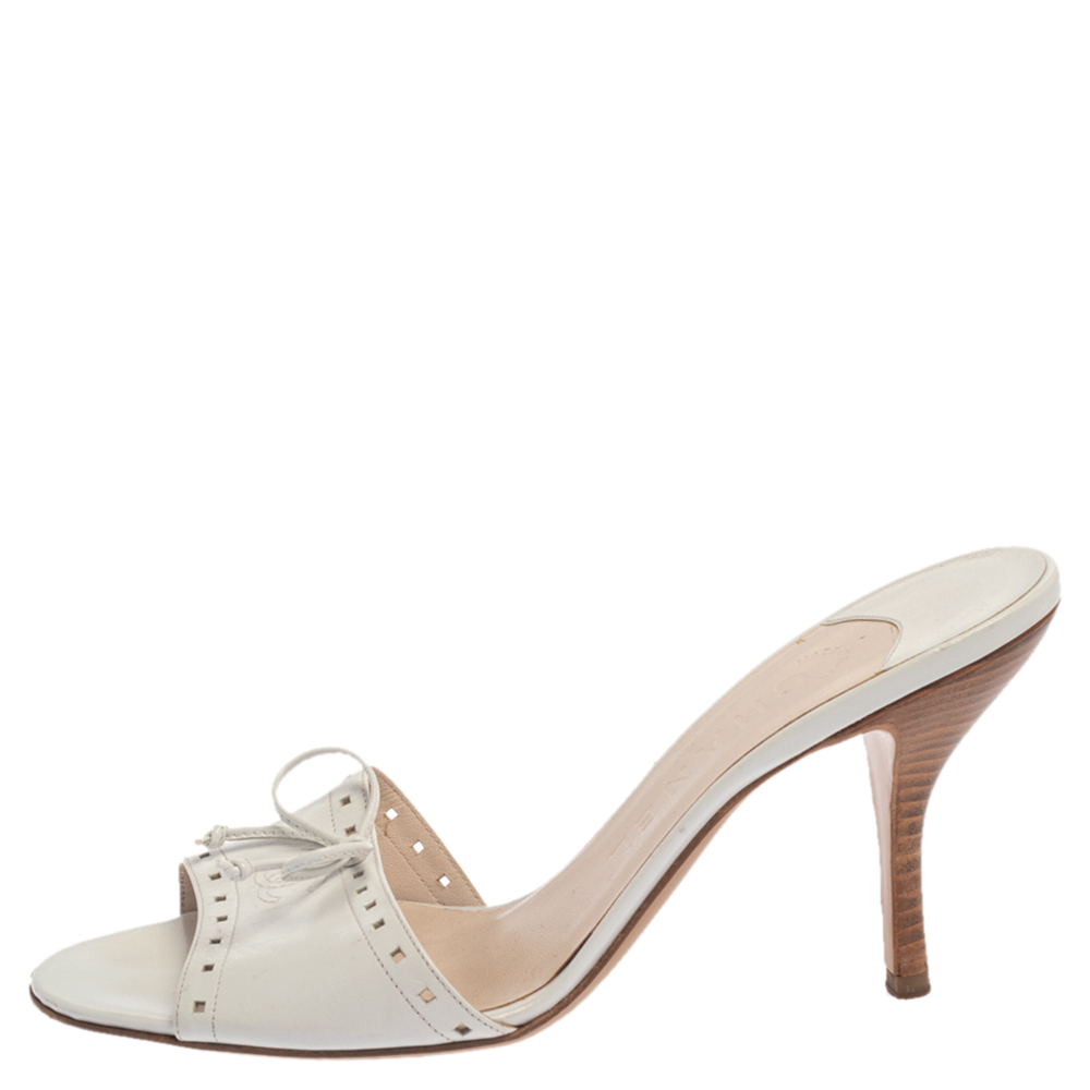 

Chanel White Leather Bow Slide Sandals Size