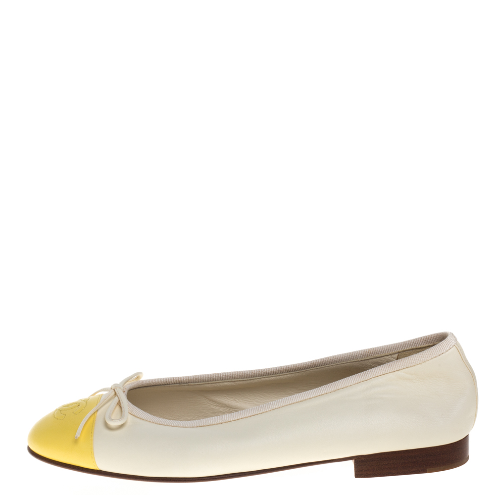 

Chanel Off White/Yellow Leather CC Ballet Flats Size