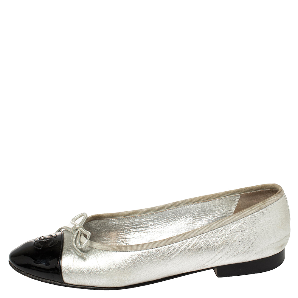 

Chanel Silver/Black Patent Leather And Leather Bow CC Cap Toe Ballet Flats Size