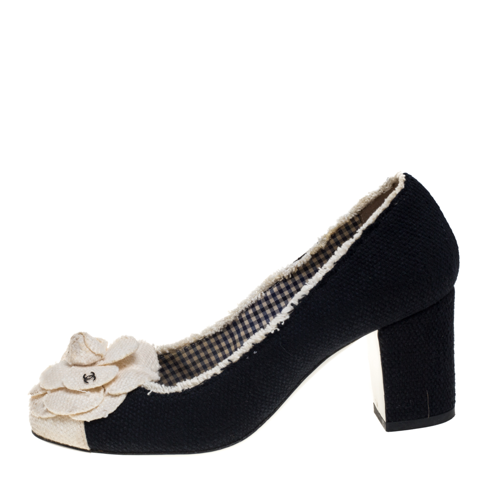 

Chanel Black/White Tweed Escarpins Camellia CC Pumps Size
