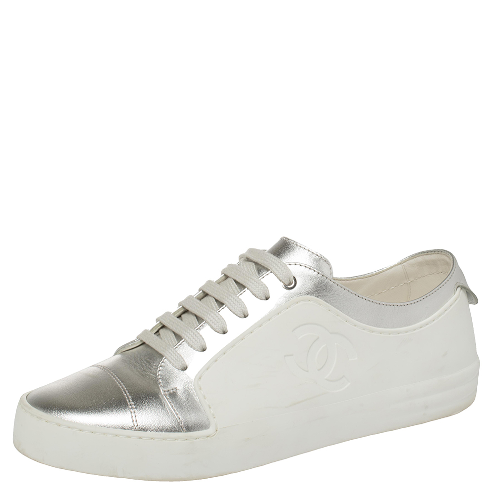 Pre-owned Chanel White/silver Leather And Rubber Cc Low Top Sneakers Size  38.5