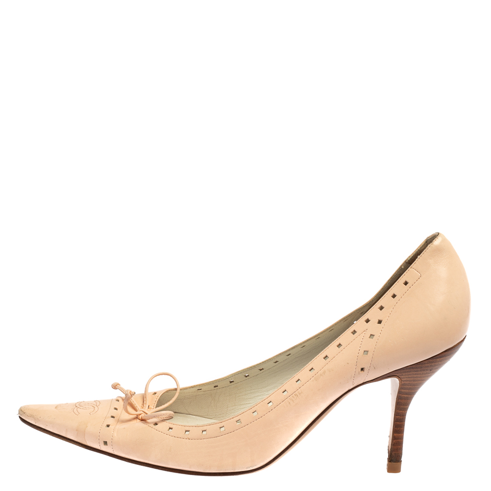 

Chanel Vintage Cream Leather Pumps Size