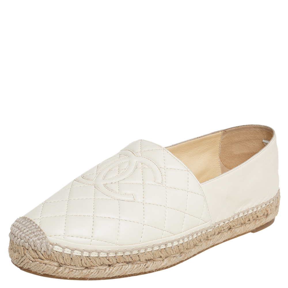 مملوكة مسبقًا Chanel White Quilted Leather CC Espadrille Flats Size 39