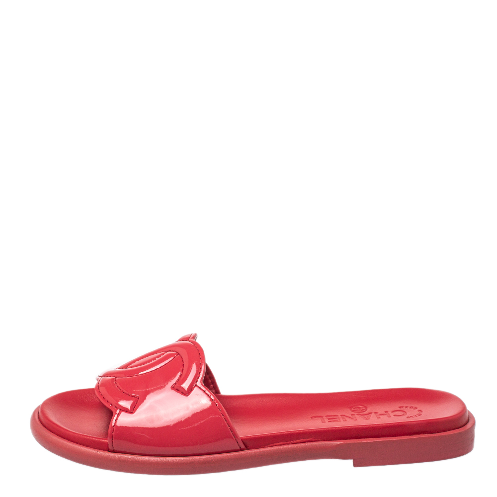 

Chanel Pink Patent Leather CC Slide Sandals Size