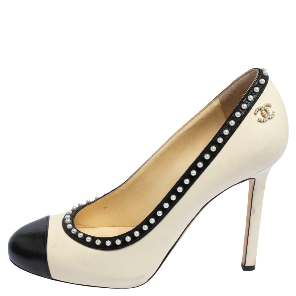 

Chanel White/Black Leather Pearl Trimmed Cap Toe Pumps Size