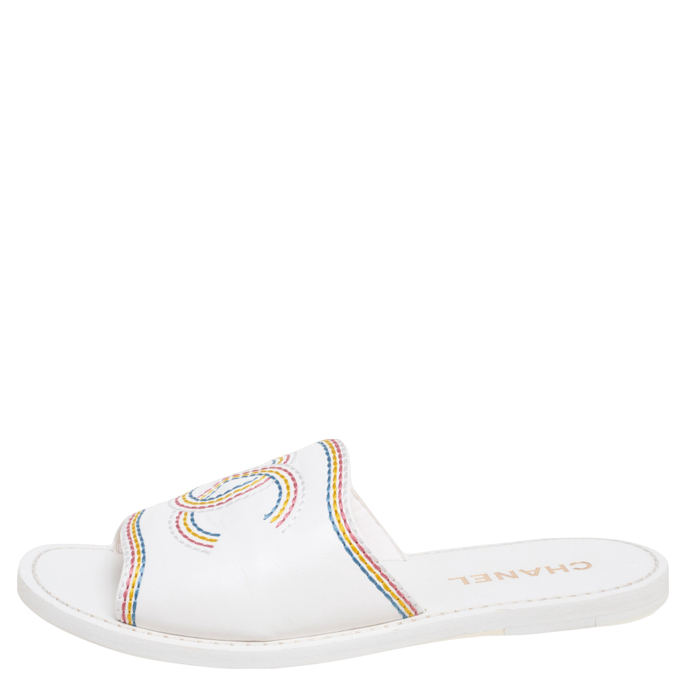 

Chanel White Leather CC Logo Slides Size