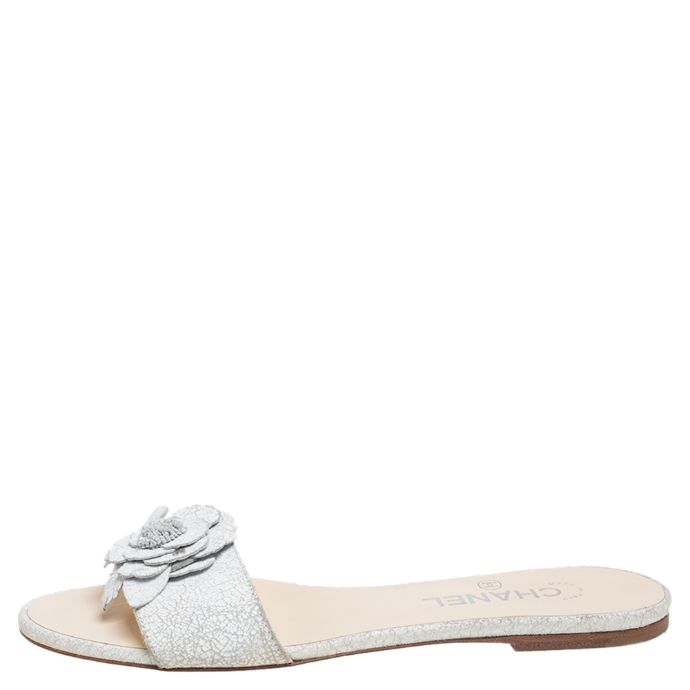 

Chanel White Texture Leather Camellia Embellished CC Flat Slides Size