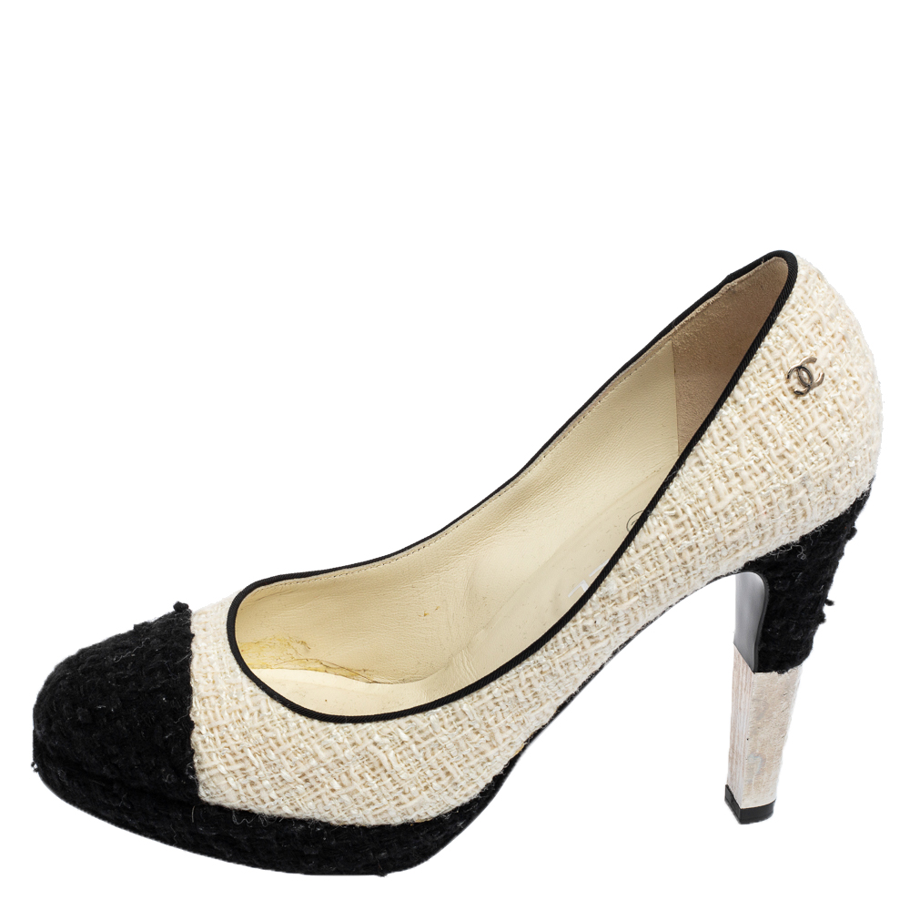 

Chanel Ivory/Black Tweed Cap-Toe Pumps Size, White