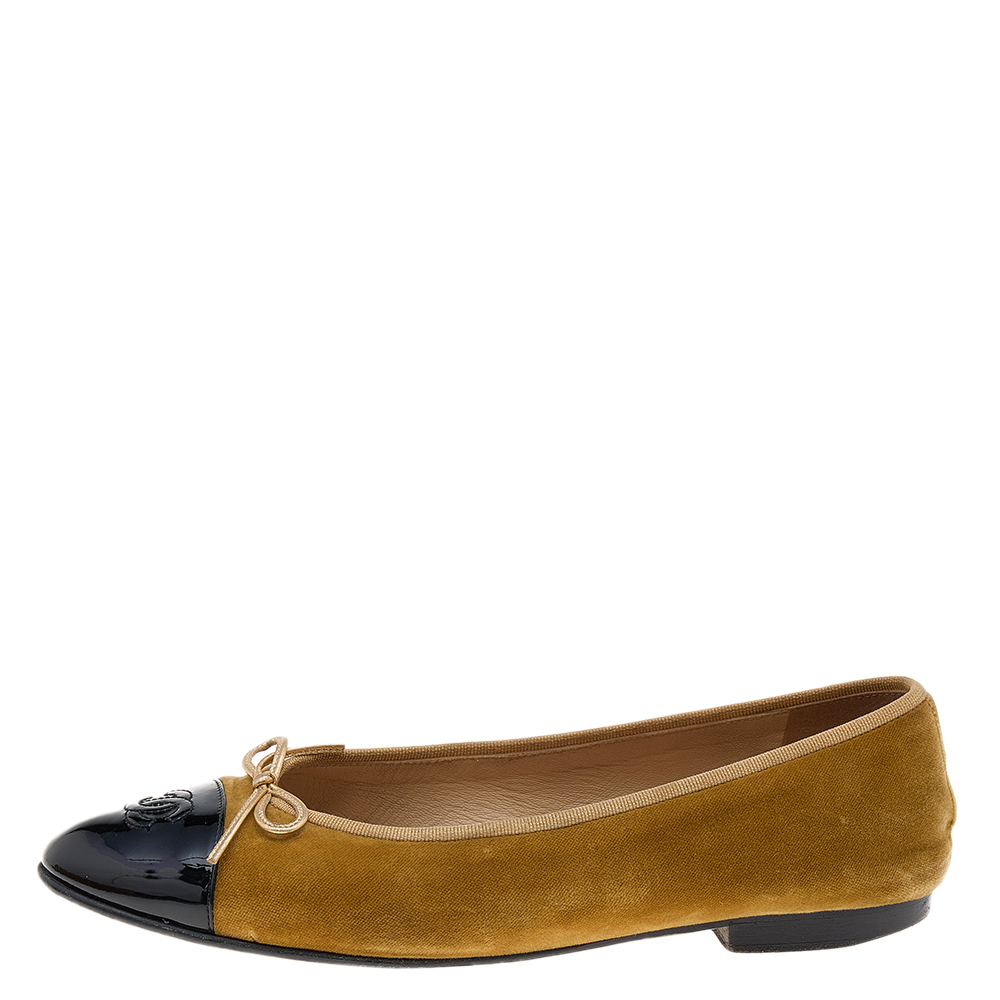 

Chanel Beige/Black Patent Leather And Velvet CC Cap Toe Bow Ballet Flats Size