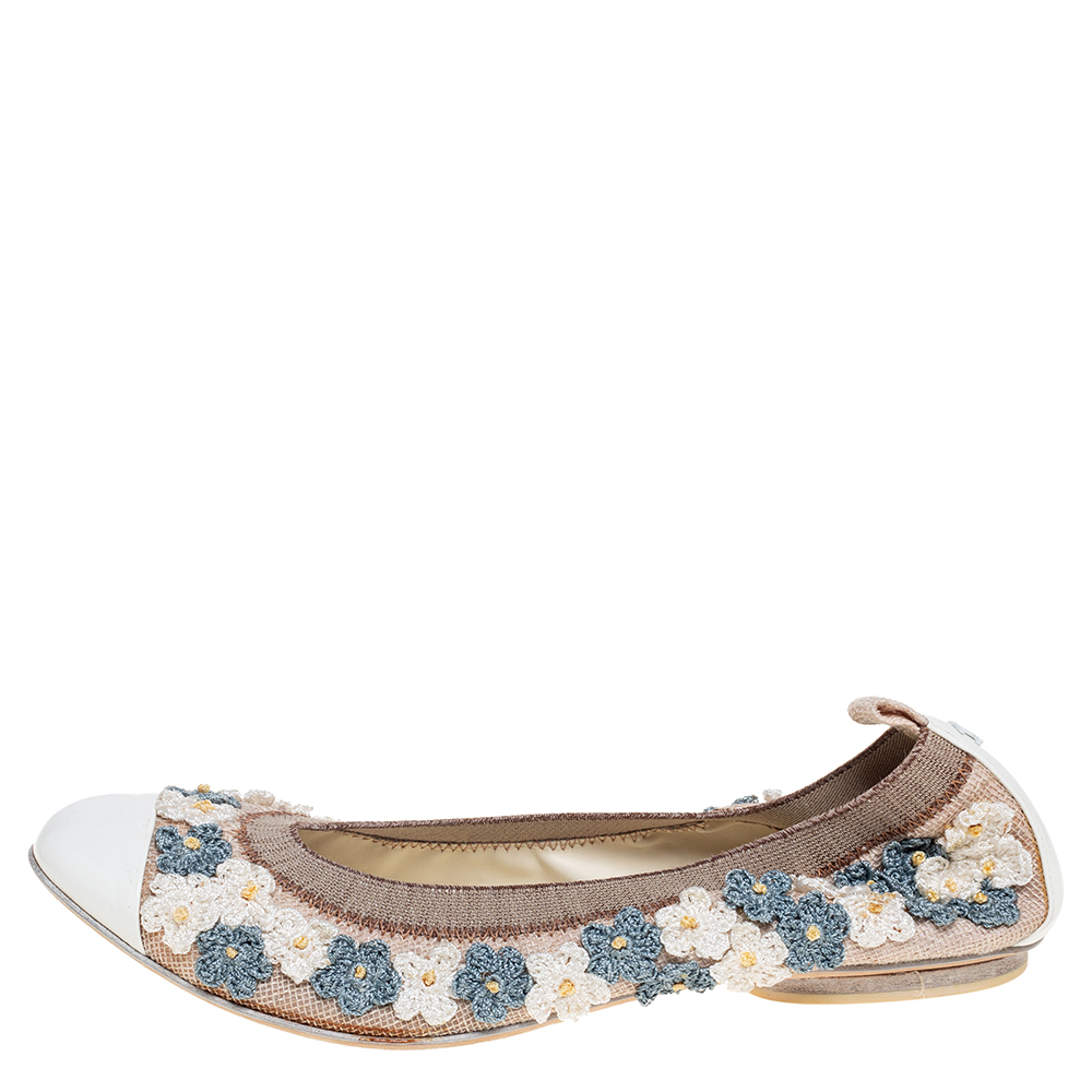 

Chanel White Flower Embellished Mesh Fabric and Patent Leather Cap-Toe Scrunch Ballet Flats Size