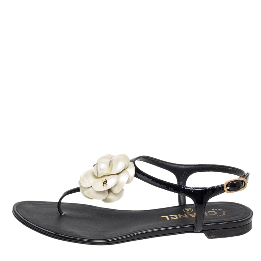 

Chanel Black/White Patent Leather CC Camellia Flat Thong Sandals Size