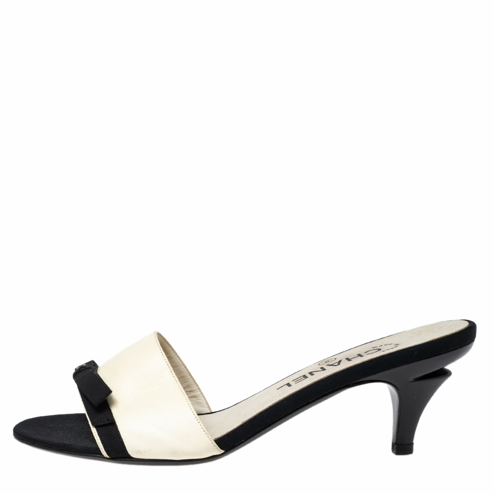 

Chanel Cream/Black Leather and Fabric Bow Open-Toe Slide Sandals Size